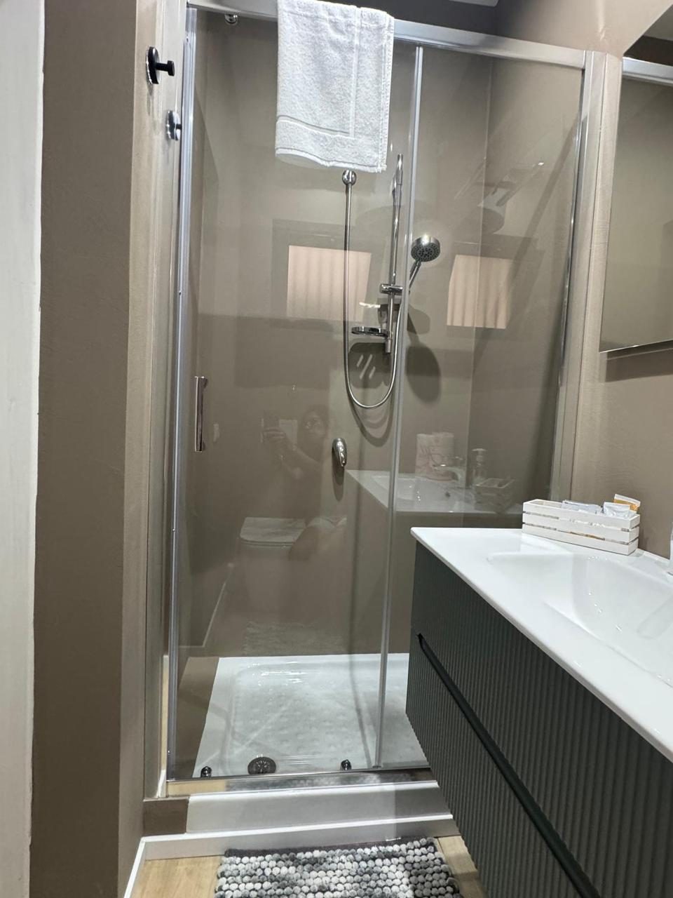 Bagno con doccia dell'appartamento